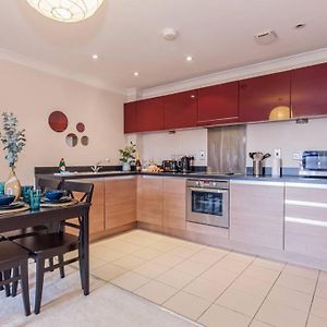 Modern And Chic City Centre Apartment With Parking