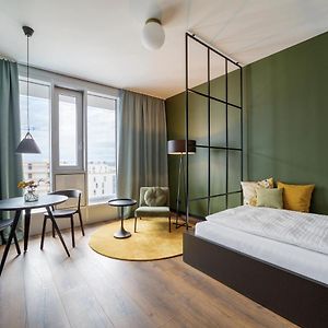 Black F House - Serviced Apartments
