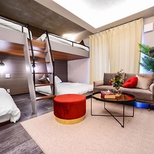 Studio Lit King-Size