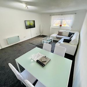 Modern 2 Bedroom Apartment Near City Centre