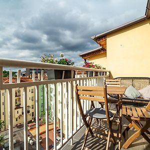 Central, Spacious, Modern 5 Bedrm Duplex W/Balcony