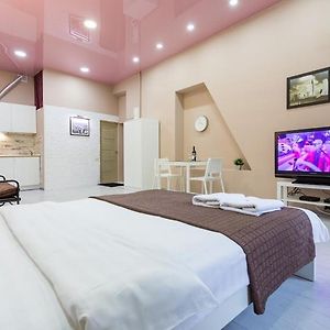 Studio Lit Queen-Size