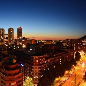 Superviews, parking 24h vigilado incluido y Netflix en habitación independiente con baño privado en apartamento particular, Français&English