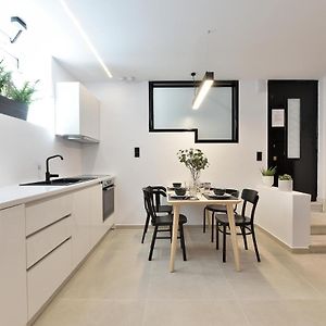 Phaedrus Living City Center Luxury Flat Skoufa