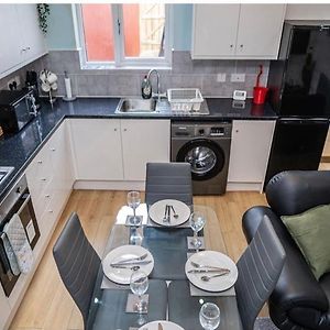 Appartement à 2 Chambres à Coucher
