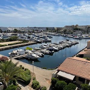 Résidence port venus -au village naturiste -avec une vue sur le port et la mer