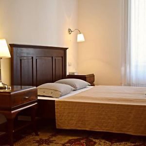 Central Budapest Apartment In Historical Building With Free Private Parking