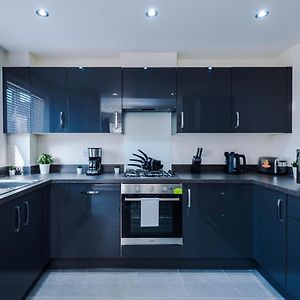 Vidale Court, 3 Bedroom House With River Irwell View, Sleeps 6