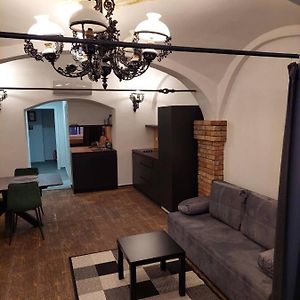 Studio Lit King-Size