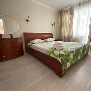 Apartment On Prospiekt Pobiedy 18