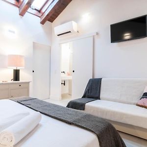 Hellenhost - Gran Via
