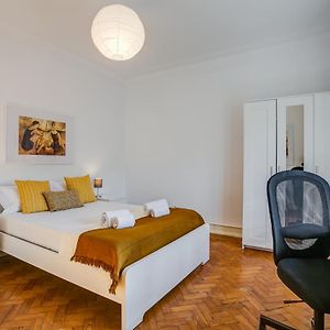 Hip And Spacious Tm Flat In Areeiro