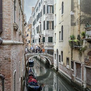 Gondola Luxury - Campo Santi Filippo E Giacomo By Wonderful Italy