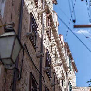 Ce studio est situé au rez-de-chaussée