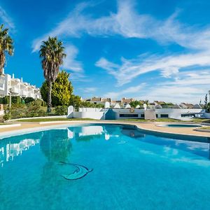 3 Bedroom Apartment In Oura Albufeira With Amazing Pool At Walking Distance To Beach, Strip And Old Town, Wifi And Ac, Private Condo