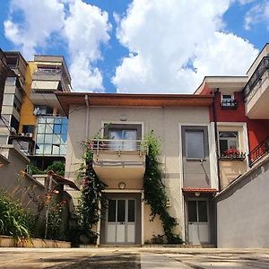 A Cheerful Villa With Free Parking Space
