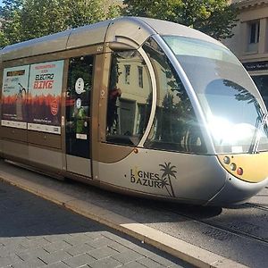 New cheap PRIVATE ROOM, KITCHEN ,TRAM on site, 12 minutes from nice train station with tram , beach in 17 min with tram , CHAMBRE PRIVÉE pas cher, cuisine équipée , tram sur place, à 12 min de la gare de Nice avec le tram, 17 min plage