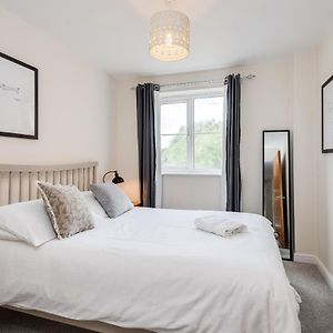 Modern 2 Bedroom Apartment In Popular Jericho !!!