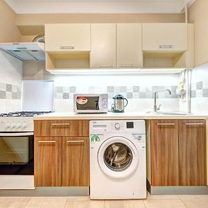 Apartments Near Ocean Plaza Druzhby Narodov Boulevard 8A