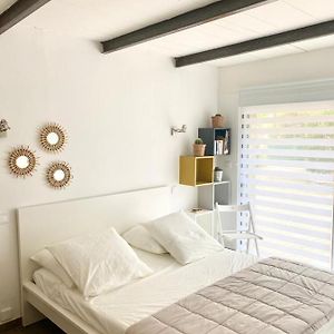 Chambre indépendante avec terrasse privée et piscine