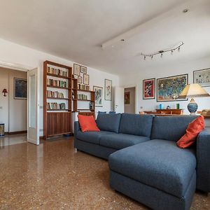 Roomy And Bright Apartment With Terrace