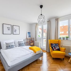 Bright Charming Apt With Terrace, Parking & Airco.