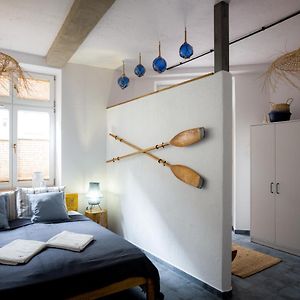 Studio Lit King-Size