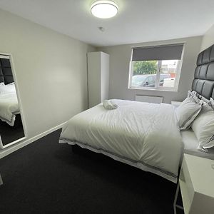 Mays Apartments - 102 Mill Street, Free Parking, 2 Minute Walk To Baltic Market And City Centre - Apartments Sleep 1-10 Guests