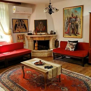 Unique Traditional House, Hosted By J&G