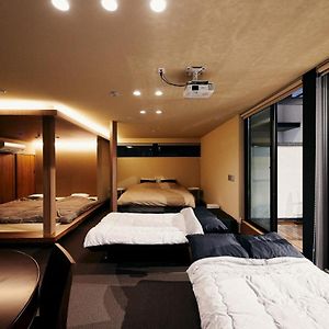 Studio Lit King-Size