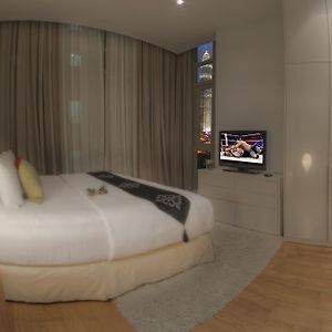 Studio Lit Queen-Size