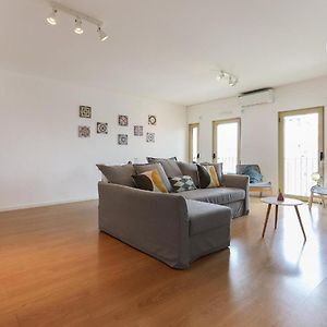 Modern & Bright Avenidas Novas By Homing