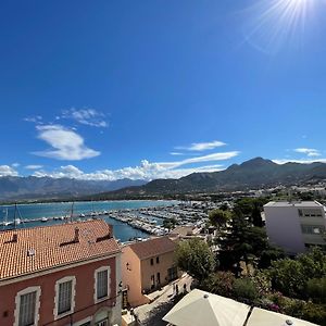 Calvi T2 climatisé, wifi, centre-ville, à proximité plage, commerces, taxi&gare, vue plage&montagne