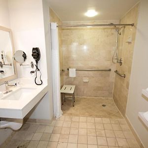 Chambre Accessible aux Personnes à Mobilité Réduite Lit Queen-Size