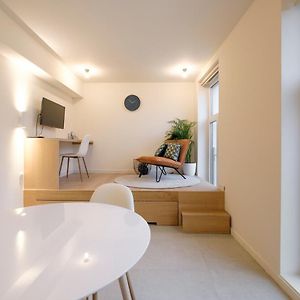Studio Lit Queen-Size