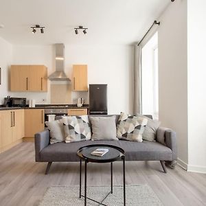Modern & Bright 1 Bed For 4 Close To City Centre!