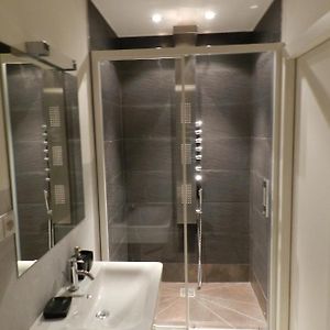 Studio Lit King-Size