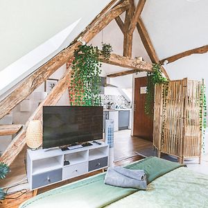 Studio Lit King-Size
