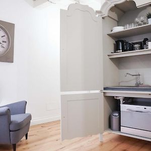 Art Apartment Black & White Suite