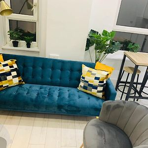 Cheerful 2 Bedroom Homely Apartment, Sleeps 6 Guest Comfy, 3X Double Bed, Parking, Free Wifi, Suitable For Business, Leisure Guest,Glasgow, Glasgow West End, Near City Centre