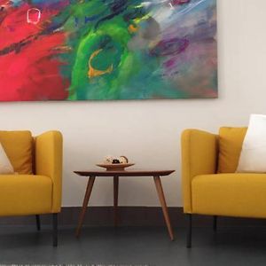 Stylish Holiday Art Apartment - Wifi & Great Location