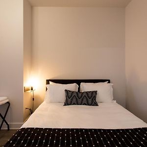 Light Filled 2 Bdr Unit In Mile End By Den Stays