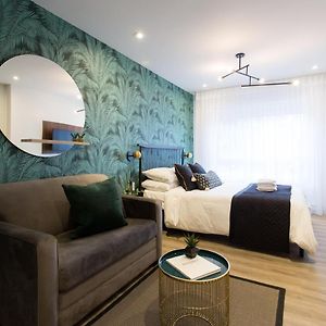 Studio Palms Steps From Jeantalon Market Full Bath By Den Stays