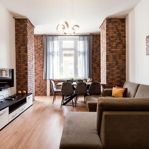 Jacuzzi And Privacy With 2 Balconies And Free Garage