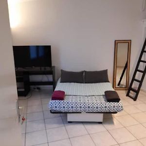 Studio Lit King-Size
