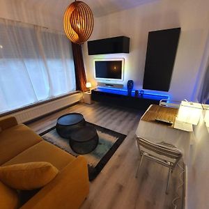 Cosy Corner In Quiet Suburb - All Cars Allowed