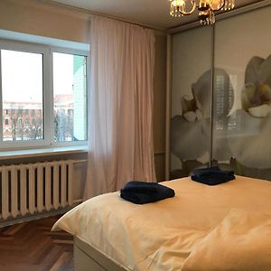Sunny Apartment Overlooking The Royal Village