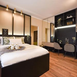Studio Lit King-Size