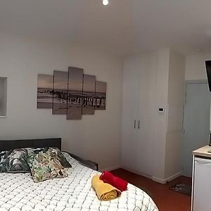 Studio Lit King-Size