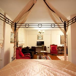 Studio Lit King-Size